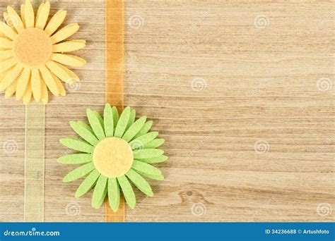 Conseil En Bois Pour Le Message De Ressort Avec Des Fleurs Photo stock