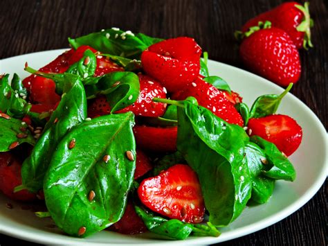 Salade healthy de fraises au basilic