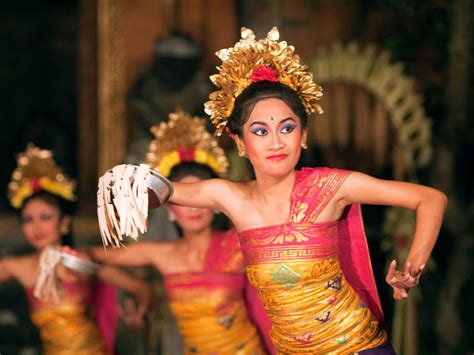 Contohnya barang barangnya dibuat menggunakan bahan logam seperti perunggu, kapak sepatu, bejana, nekara dan besi. Persebaran Bangsa Proto Melayu dan Deutro Melayu
