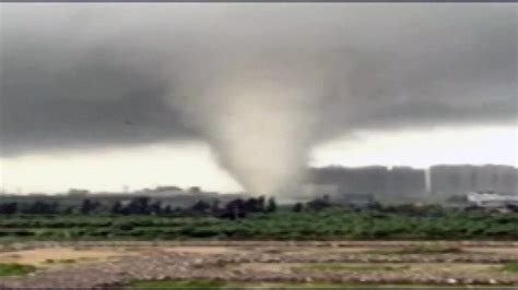 Toate serviciile de salvare disponibile sunt mobilizate sau se îndreaptă spre regiunea hodonin, unde mai multe localităţi au fost lovite de tornadă, a scris jan hamacek pe twitter. Typhoon Mujigae Unleashes Destructive Tornadoes in China
