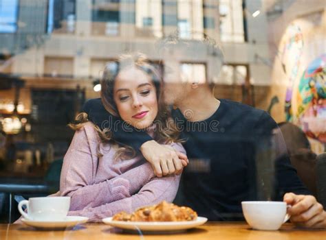 Una Felice Coppia Romantica Seduta Sopra La Finestra Del Caffè Abbracciando Baciando E Bevendo