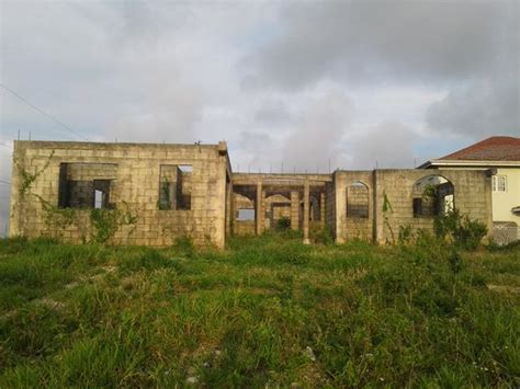 The family stay is composed of a dining area, a fully equipped kitchen, and 2 bathrooms. ISLE JAMAICA REALTY - House for Sale JMD $9000000 ...