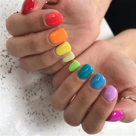 Regenbogen Nägel - Die schönsten Designs und eine DIY ...