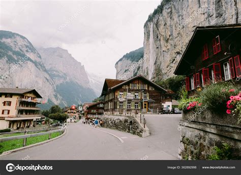 Bu dev şelale sizleri büyüleyecek şekilde muazzamdır. Sviçre Nin Lauterbrunnen Kasabası Sviçre Caddesinde ...