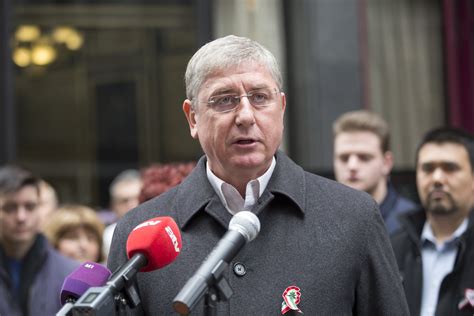 Gyurcsány ferenc és scheiring gábor közös fórumot tartott hétfőn várpalotán. Gyurcsányt és Szanyit is kitüntette Terry Black koronatanúja