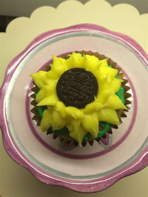 Oreo sunflower cupcakes (m&m ladybug): 2016 Oreo Sunflower cupcake | Sunflower cupcakes, Farm ...