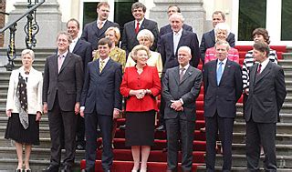 Sjuul paradijs kijkt in zijn glazen bol en ziet vooral rechts gloriëren. Kabinet-Balkenende II gevallen