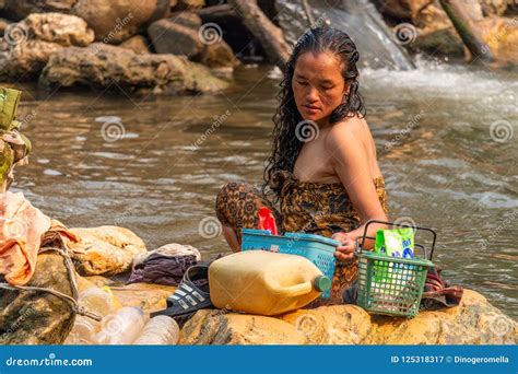 Baño En Un Río Laos Fotografía Editorial Imagen De Bosque 125318317