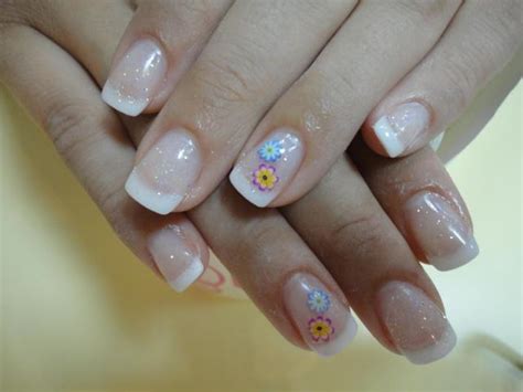 En segundo lugar debes esmaltar con un pincel fino delinearás cada pétalo con pintura blanca acrílica, y para matizar el centro de la flor debes aplicar sólo un poco de pintura acrílica en. Uñas Francesas Decoradas « Ideas & Consejos