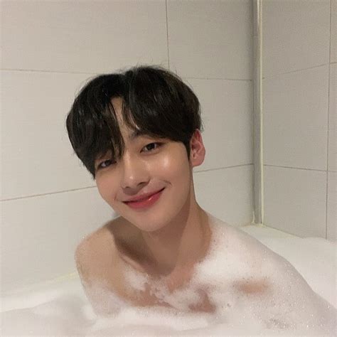 가을동화 이후로 활동이 없다가 7년만에 sbs 드라마 로비스트로 복귀하려고 했으나 해외로케 촬영을 앞두고 교통사고를 당하여 무산. ปักพินในบอร์ด Men