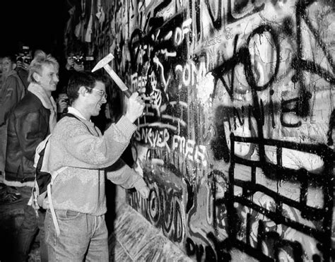 Photos From The Night The Berlin Wall Fell On Nov 9 1989 Berlin Wall
