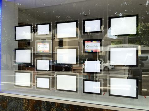 Installation de cadres porte affiche dans votre vitrine agence immobilière, vitrine restaurant, hôtellerie et commerces. Porte affiche lumineux A4 et A3 - porte affiche led