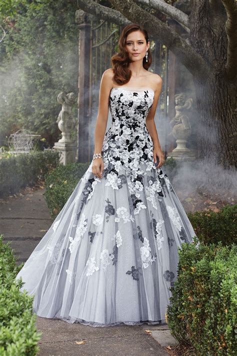 The wedding dress becomes an ornate piece of artistic expression when choosing this style. Avant-Garde Modern Romantic Black Ivory White Ball Gown ...