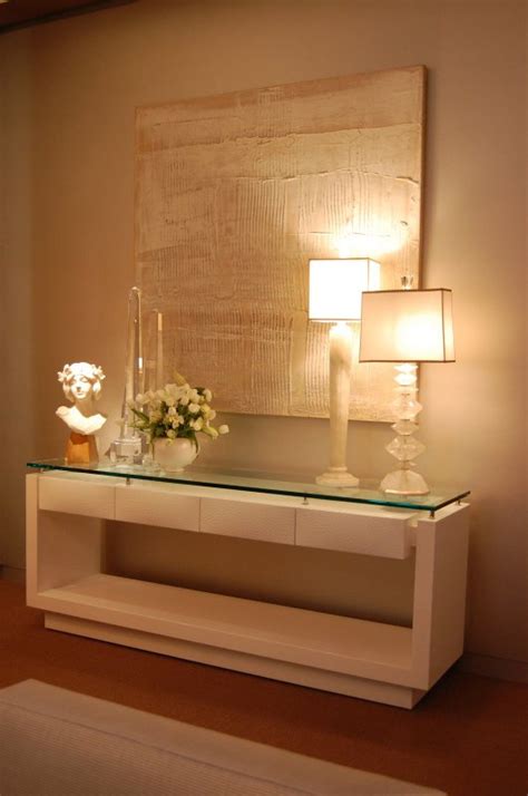 Neste caso, o corredor ficaria extremamente vazio se não fosse o aparador com flores, objetos, livros. Como Decorar Hall de Entrada
