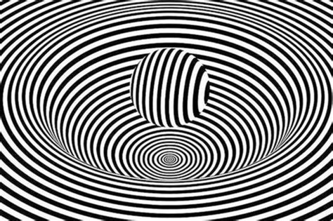 Something Very Strange Happens When You Look At This Optical Illusion