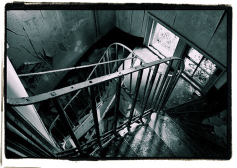 As these three brothers love their rugged activities, their uncle, razak, organizes a bungee jumping. Hantu-hantu Bergentayangan di 5 Rumah Sakit ini | Juru Kunci