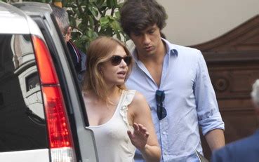 Nelle ultime ore la conduttrice è stata impegnata in tribunale, dove ha sporto denuncia contro un suo presunto stalker. Anche Luigi e Barbara Berlusconi positivi al Covid ...