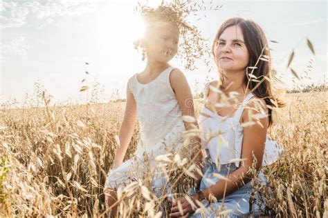 Joven Madre E Hija En Campo Concepto De Verano Imagen De Archivo