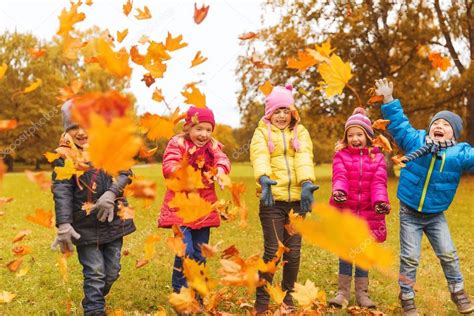 Crianças Felizes Brincando Com Folhas De Outono No Parque — Fotografias