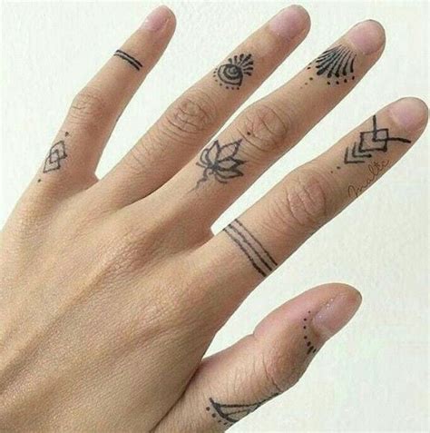 Ideas De Tatuajes En Los Dedos Para Hombres Tatuajes Dedo Anular Tatuaje De Anillos