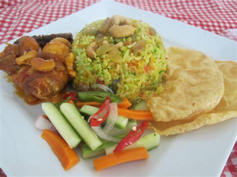 Menu ini sangat sesuai dimakan bersama nasi tomato, nasi minyak, nasi hujan panas bahkan boleh juga untuk nasi putih. Nasi Hujan Panas bersama Ayam Masak Merah Cendawan Butang