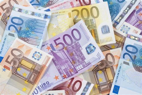 Euro Banknotes Will Remain Paper Not Plastic