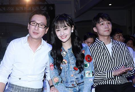 Đến khi vợ sắp sinh, người em họ này đã đến tìm nữ diễn viên để đòi lương nhưng cô không chịu trả. Gia đình Trịnh Sảng, Trương Hằng đấu đá - VnExpress Giải trí