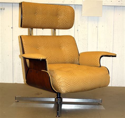 When one thinks of mid century modern, one of the things that comes to mind is the chair. Mid Century Modern Furniture - HomesFeed