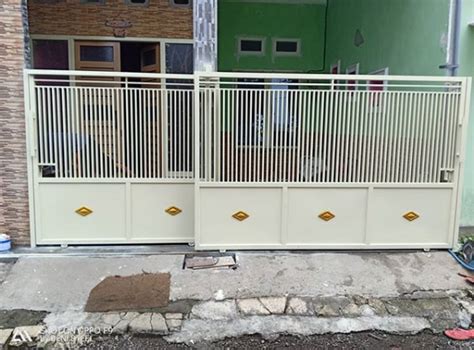 Memainkan fungsinya sebagai pagar batas, desain pagar besi hollow minimalis ini menggunakan paduan antara besi hollow yang disusun secara horizontal dengan tembok beton. Konsep: 16 Inspirasi Model Pagar Besi Hollow Minimalis - Blog Dian