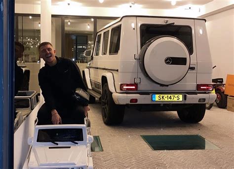 Lil' kleine is een van 's lands meest beruchte en bekendste artiesten ooit. Lil' Kleine rijdt in deze dikke auto door Amsterdam | MAN MAN