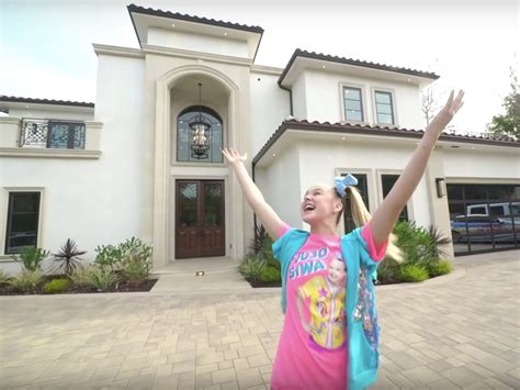 Back to the important news: 16-year-old YouTuber JoJo Siwa shared a tour of her new ...