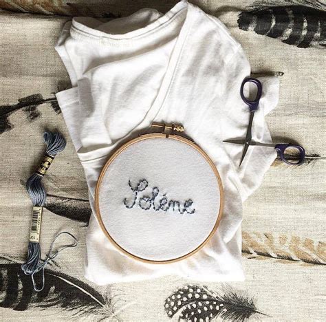 Personnaliser ses teeshirts est une façon simple de se créer une garde‑robe unique. Tuto DIY: broder facilement sur un tee shirt - Marie Claire