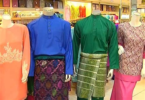 Kamu bisa menemukan penjual baju melayu pria dari seluruh indonesia yang terdekat dari lokasi & wilayah kamu sekarang. Jom Shopping Baju Melayu Aaron Aziz dan Zizan Razak 2014 ...