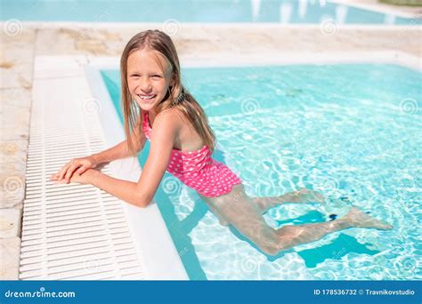 una niña adorable nadando en la piscina exterior foto de archivo imagen de poco disfrute