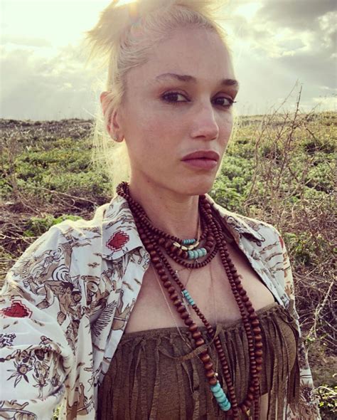 Gwen Stefani Shows Off Her Natural Beauty As She Wears A Rare Minimal