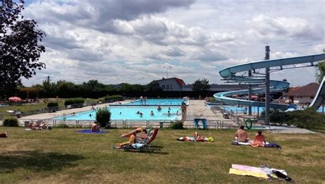 Dostat se na koupaliště bylo v sobotu na některých místech nadlidským výkonem. Koupaliště Riviéra Mikulov | Koupání Mikulov | NaVylet.cz