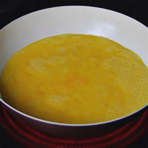 Korean egg roll is an easy rolled omelette that is made with beaten eggs, onion, carrot, and spring onion greens. Korean Rolled Omelette With Seaweed Recipe | Kitchenbowl