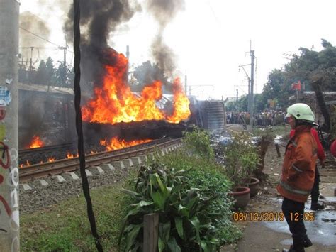 Mobil pemadam kebakaran melintas di lokasi kebakaran kilang pt pertamina di balongan, jawa barat, senin baca juga : Foto-Foto Live Saat Terjadinya Tabrakan Kereta Api Dengan ...