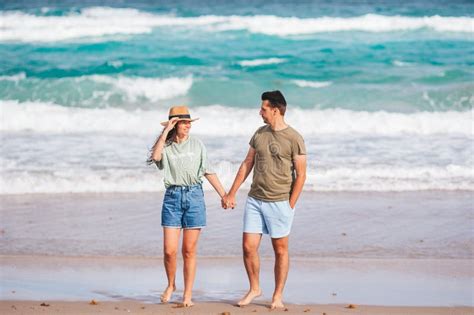 Pareja Joven Enamorada En Las Vacaciones De Verano En La Playa El Hombre Y La Mujer Felices