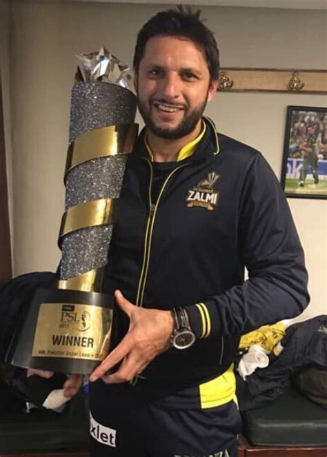 Shahid afridi, joueur de cricket pakistanais catégorie : Shahid Afridi Height, Weight, Age, Spouse, Family, Facts ...