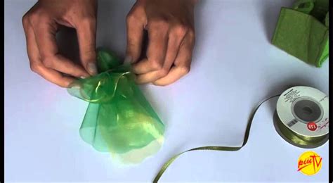 Fare da se le bomboniere per gli eventi importanti della vita (nascite, matrimoni, comunioni, lauree) è una bella soddisfazione e anche un bel in questa pagina ho raccolto tutti i tutorial più belli che ho trovato in rete per bomboniere fai da te facili da fare ed economiche. Più Idee #5 - Bomboniere fai da te! - YouTube