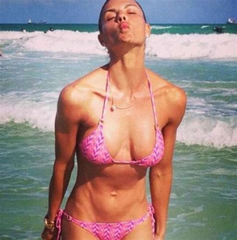 Martina Colombari Sexy In Bikini Fisico Ancora Da Urlo Crashdown It
