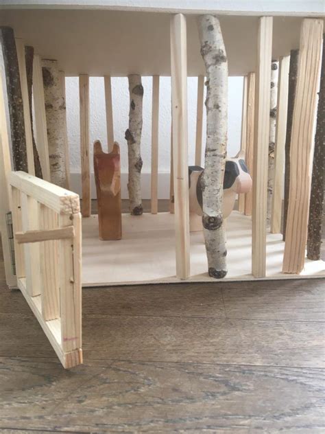 Spielzeug muss nicht immer zu einer wertlosen wegwerfware werden. Holzspielzeug selber bauen : Tierstall aus Holz für Kinder ...