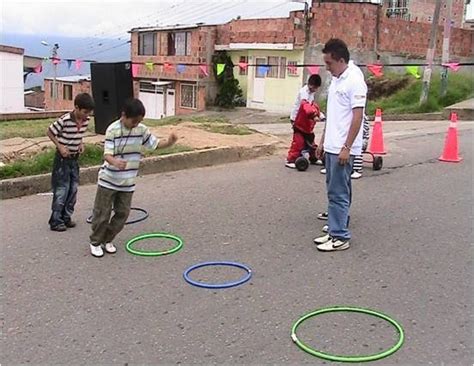 Juegos recreativos para educación física: Ludo Calle Simbolismo: Actividades recreativos que permitian el desarrollo fisico de las personas.