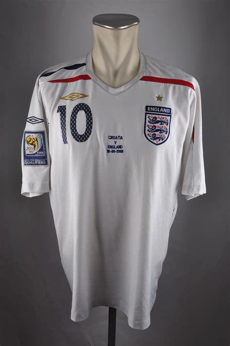 Die englische fußballnationalmannschaft setzt zumindest beim ausrüster seit einigen jahren auf konstanz. England Trikot 2007-09 #10 Rooney Gr. XL Umbro Jersey EM ...