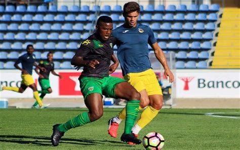 They are based in the town of tondela, located in viseu district, and play in the estádio joão cardoso. Foot- Portugal- CD Tondela : Pas de Duckens Nazon pour la ...