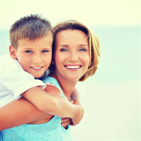 Madre E Hijo En Abrazo En La Playa Imagen De Archivo Imagen De Junto