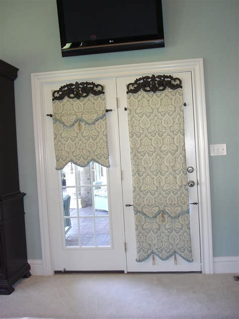 Despite already looking beautiful on their own, an appropriate window treatment can add some much needed color, exaggerate the size of the doors, block out the light during the sunniest times of the day, and overall help pull the whole look and feel of the room together. Inspiration-Decoration: French Doors