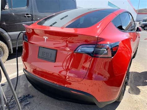 Abmessungen der länge, breite und höhe der pkw tesla sind in millimetern angegeben und das gepäckraumvolumen in dm 3, was litern entspricht. Model Y - Kofferraum und Heckklappe - Model Y Allgemeines ...