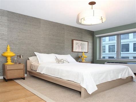 The bed here uses white linen for sheet. 20 Perfect Guest Bedroom Ideas